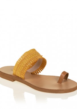 Σανδάλια κίτρινα ψάθινα με πλέξη και κρόσια στη φάσα ΚΙΤΡΙΝΟ
