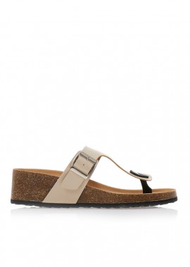 Παντόφλες μπεζ δερματίνη με μεταλλική αγκράφα ΜΠΕΖ