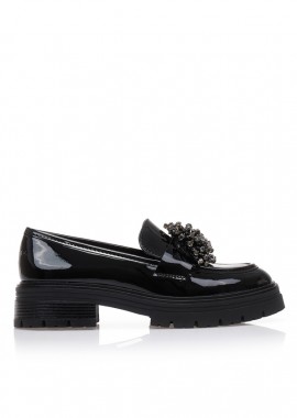 Oxfords μαύρα λουστρίνι με ιδιαίτερη αγκράφα από στρας ΜΑΥΡΟ
