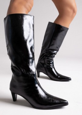 Ideal shoes - Ideal shoes Μυτερές Μπότες από Τσαλακωμένο Λουστρίνι με Χαμηλό Τακούνι - 6388 - Black Crinkled Patent